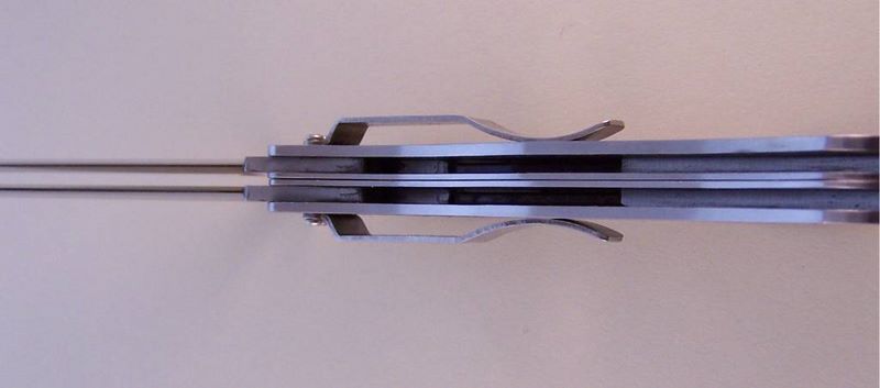 File:Paramedic lh rh handle compare.jpg